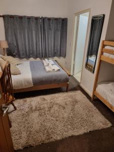 1 Schlafzimmer mit 2 Betten, einem Spiegel und einem Fenster in der Unterkunft DORSET ARMS HOTEL in Newcastle upon Tyne