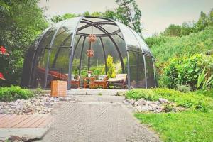 Zahrada ubytování Charming cottage KLARA with Sauna, Nature&Privacy near Prague