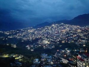 Nespecifikovaný výhled na hory nebo výhled na hory při pohledu z hostelu