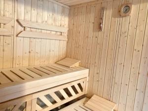 Postel nebo postele na pokoji v ubytování Charming cottage KLARA with Sauna, Nature&Privacy near Prague
