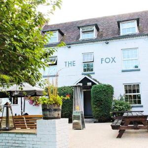 un edificio blanco con la posada Fox en The Fox Inn en Stourbridge