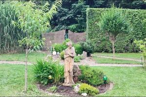Zahrada ubytování Charming cottage KLARA with Sauna, Nature&Privacy near Prague