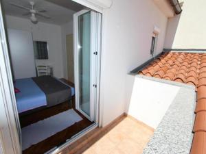 Camera piccola con letto e porta a vetri di Apartments Frane a Rovigno (Rovinj)