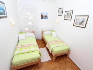 Postel nebo postele na pokoji v ubytování Apartments Frane