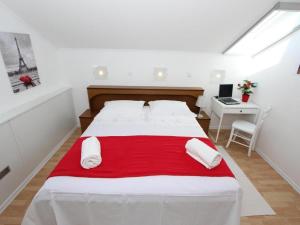 Postel nebo postele na pokoji v ubytování Apartments Frane
