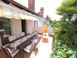 un patio con tavolo e sedie sul balcone. di Apartments Frane a Rovigno (Rovinj)