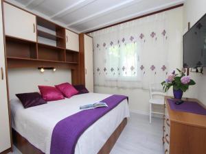 Postel nebo postele na pokoji v ubytování Apartments Frane