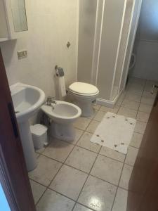 La salle de bains est pourvue de toilettes et d'un lavabo. dans l'établissement Stunning views, 2-Bed Apartment in Scalea, à Scalea