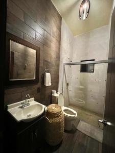 Ένα μπάνιο στο Cabaña No.8 Puerta del Bosque Mazamitla.