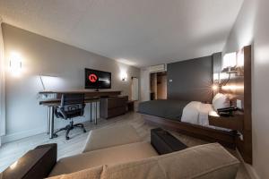 TV a/nebo společenská místnost v ubytování Hôtel & Suites Normandin Québec