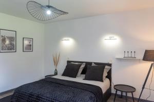 Łóżko lub łóżka w pokoju w obiekcie Maison de vacances avec piscine