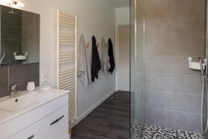 Łazienka w obiekcie Maison de vacances avec piscine
