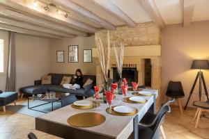 sala de estar con mesa y chimenea en Maison de vacances avec piscine en Montignac