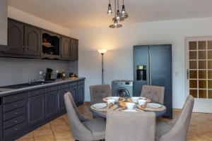 Kuchnia lub aneks kuchenny w obiekcie Maison de vacances avec piscine