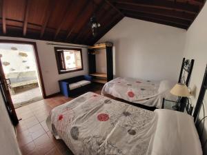 een slaapkamer met 2 bedden en een raam bij CASA TIO MANUEL in La Tierra del Trigo