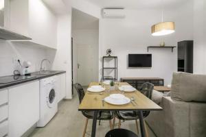 a kitchen and living room with a table and a living room at Fantastic apartment in the heart of Alicante in Alicante +14 photos