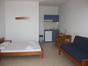 Giường trong phòng chung tại Filoxenia Lentas