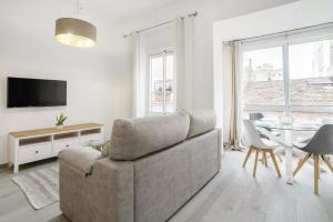 uma sala de estar com um sofá e uma mesa em Very nice and modern flat, in Alicante Center em Alicante