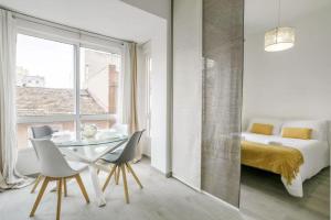 ein Schlafzimmer mit einem Bett und einem Tisch und Stühlen in der Unterkunft Very nice and modern flat, in Alicante Center in Alicante + 14 Fotos