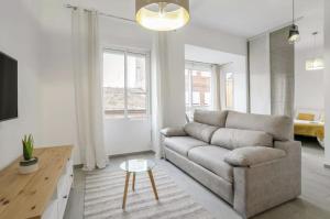 ein Wohnzimmer mit einer Couch und einem Tisch in der Unterkunft Very nice and modern flat, in Alicante Center in Alicante
