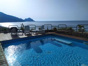 uma piscina com vista para o oceano em Cefalù seaside suite em Cefalù