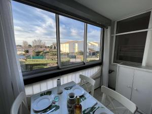Fotografia z galérie ubytovania Appartement rénové avec loggia ensoleillée, proche plage, parking inclus, quartier calme - FR-1-387-191 v destinácii Marseillan