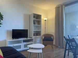 salon z telewizorem i stołem w obiekcie Appartement rénové avec clim, parking et terrasse à 500m du port - FR-1-225C-113 w mieście Banyuls-sur-Mer