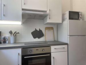 Kuchnia lub aneks kuchenny w obiekcie Appartement rénové avec clim, parking et terrasse à 500m du port - FR-1-225C-113