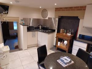 Dapur atau dapur kecil di Charming 1-Bed Cottage on the outskirts of Haworth