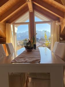 een eettafel met uitzicht op een berg bij Penthouse Bargholz in Füssen