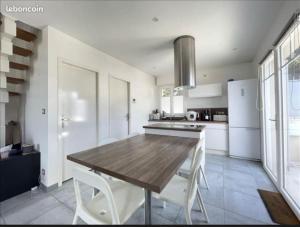 Kuchyň nebo kuchyňský kout v ubytování Pavillon 50 m² avec terrasse