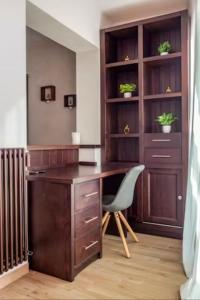 um escritório com uma secretária de madeira e uma cadeira em Appartamento Esclusivo sulla Spiaggia - 10 minuti dall'Aeroporto em Fiumicino