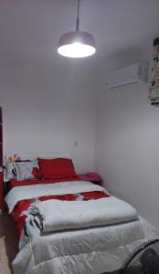 Cama en habitación con pared blanca en Chalet Amexico Paradise - Ain Sokhna, en Ain Sokhna