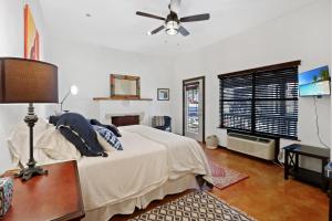 Ένα ή περισσότερα κρεβάτια σε δωμάτιο στο River Lodge- Comal Suite