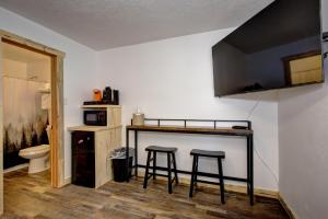 مطبخ أو مطبخ صغير في Alpine Lodge Hotel