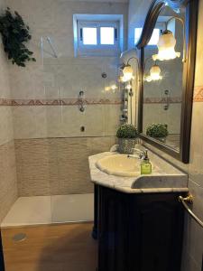 een badkamer met een wastafel en een douche bij Vigo Excursions in Vigo