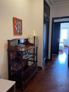 een woonkamer met een tafel en een lamp erin bij Vigo Excursions in Vigo
