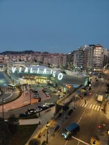 une ville avec une rue avec des voitures et des bâtiments dans l'établissement Vigo Excursions, à Vigo