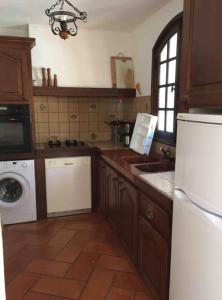 uma cozinha com um frigorífico branco e uma máquina de lavar louça em Villa La Louvière La Croix Valmer Golfe de Saint Tropez em La Croix-Valmer