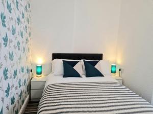 1 dormitorio con 1 cama con 2 lámparas en 2 mesas en Beverley Dean - Children Over 5 Years Welcome - Continental Breakfast, en Blackpool