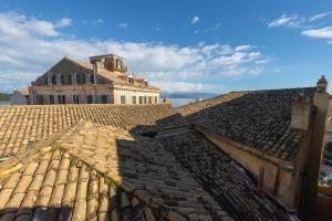 un ancien bâtiment au-dessus d'un toit dans l'établissement Summer Me - Corfu Downtown Studios, à Corfou