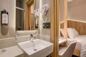Fast Sleep Suites by Slaviero Hoteis - Hotel dentro do Aeroporto de Guarulhos - Terminal 2 - desembarque oeste的一间浴室