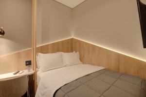Fast Sleep Suites by Slaviero Hoteis - Hotel dentro do Aeroporto de Guarulhos - Terminal 2 - desembarque oeste客房内的一张或多张床位
