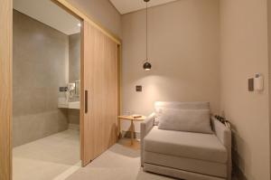 Fast Sleep Suites by Slaviero Hoteis - Hotel dentro do Aeroporto de Guarulhos - Terminal 2 - desembarque oeste客房内的一张或多张床位