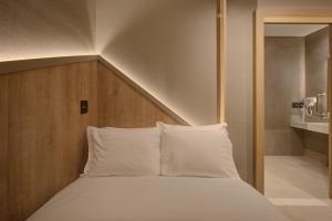 Fast Sleep Suites by Slaviero Hoteis - Hotel dentro do Aeroporto de Guarulhos - Terminal 2 - desembarque oeste客房内的一张或多张床位