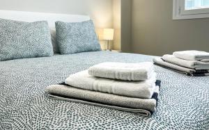 a pile of towels sitting on top of a bed at Paraiso Duna 2 Beach Views in Morche +12 photos