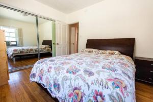 um quarto com uma cama grande e um espelho em Spacious 2 Bedroom unit With Fireplace F em Los Angeles