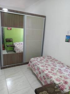 um quarto com uma cama e um espelho em Espaço interno em Salvador