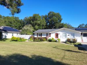 una casa blanca con patio en SPACIOUS POOL HOME in North FL, en Keystone Heights