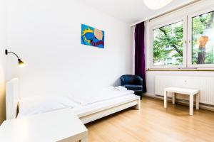 Habitación blanca con cama y ventana en WelcomeCologne Apartments, en Colonia